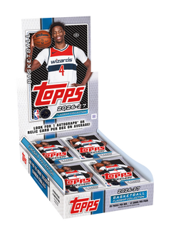 2026/27 Topps Flagship Basketball Hobby Box – geöffnetes Display mit hohem Deckel und Basketballspieler